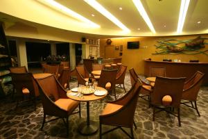 A restaurant or other place to eat at Crown Regency Beach Resort