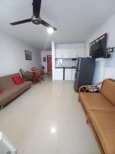 a living room with a couch and a kitchen at Apt Edificio los Delfines Playa in Cartagena de Indias