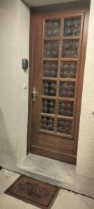una porta di legno con un mucchio di bicchieri da vino di Corneguerre Grand Brassac a La Peyzie