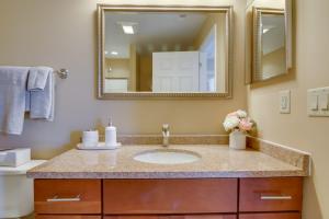 Koupelna v ubytování 2 Mi to Ocean Rehoboth Beach Condo with Pool Access + 31 fotografií