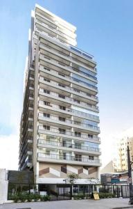 un edificio alto con balconi sul lato di Kaza Noah Sky Pauliceia a San Paolo