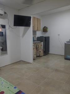 Il comprend une cuisine équipée d'un réfrigérateur et d'un comptoir. dans l'établissement Apartaestudio buenos aires, à Barrancabermeja