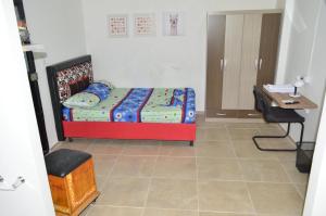 1 dormitorio con cama, mesa y escritorio en Apartaestudio buenos aires en Barrancabermeja