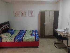 a bedroom with a bed and a desk and a desk at Apartaestudio buenos aires in Barrancabermeja