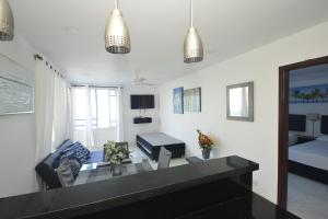 a living room with a couch and a table at Apartamento Nuevo Conquistador in Cartagena de Indias