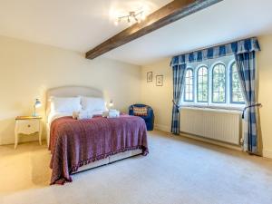 - une chambre avec un lit et une grande fenêtre dans l'établissement Islington Hall, à Tilney All Saints