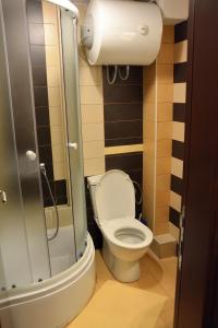 mała łazienka z toaletą i prysznicem w obiekcie Montenegro Backpackers Home Kotor w Kotorze