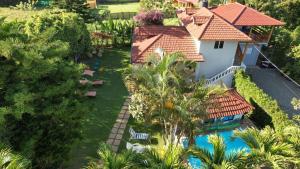 una vista aérea de un complejo con piscina en Villa Los Caciques By Hospedify - Hermosa Villa con Piscina, Billar, Zona de BBQ y Domino, en Jarabacoa