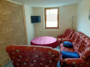 a living room with two chairs and a table at Papststein in Rathmannsdorf