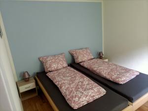łóżko z 2 poduszkami w pokoju w obiekcie Papststein w mieście Rathmannsdorf