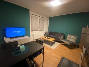 En TV eller et underholdningssystem på 2 Zimmer Wohnung in Krefeld City/Apartment + Netflix+Prime