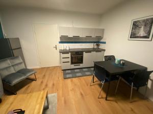 a living room with a table and a kitchen at 2 Zimmer Wohnung in Krefeld City/Apartment + Netflix+Prime in Krefeld