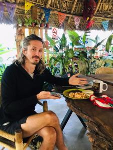 a man sitting at a table with a plate of food at Hostal Casa Huasteca in Ciudad Valles
