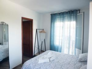 um quarto com uma cama com toalhas em Estudio Capricho em Vejer de la Frontera