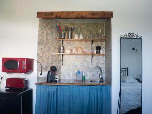 cocina con cortina azul y fregadero en Estudio Capricho, en Vejer de la Frontera