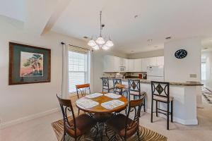 een eetkamer en keuken met een tafel en stoelen bij World Tour Retreat in Myrtle Beach