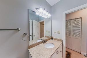 een badkamer met twee wastafels en een grote spiegel bij World Tour Retreat in Myrtle Beach +18 foto's