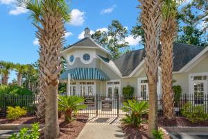 een huis met palmbomen ervoor bij World Tour Retreat in Myrtle Beach