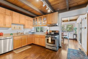 Dapur atau dapur kecil di Bigfoot Cabin