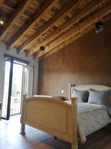 a bedroom with a bed and a large window at Departamento Lux En Val’Quirico Loft Frontana in Tlaxcala de Xicohténcatl