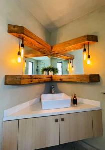 a bathroom with a sink and a mirror at Departamento Lux En Val’Quirico Loft Frontana in Tlaxcala de Xicohténcatl