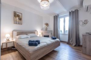 Posteľ alebo postele v izbe v ubytovaní LB Vacation Rentals I A Quiet Place with Garden in the Heart of Cannes
