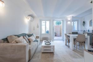 Posedenie v ubytovaní LB Vacation Rentals I A Quiet Place with Garden in the Heart of Cannes