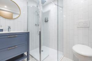 Kúpeľňa v ubytovaní LB Vacation Rentals I A Quiet Place with Garden in the Heart of Cannes