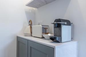 Kuchyňa alebo kuchynka v ubytovaní LB Vacation Rentals I A Quiet Place with Garden in the Heart of Cannes