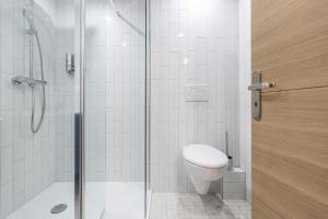 Kúpeľňa v ubytovaní LB Vacation Rentals I A Quiet Place with Garden in the Heart of Cannes