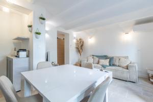 Posedenie v ubytovaní LB Vacation Rentals I A Quiet Place with Garden in the Heart of Cannes