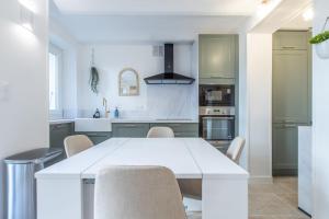Kuchyňa alebo kuchynka v ubytovaní LB Vacation Rentals I A Quiet Place with Garden in the Heart of Cannes