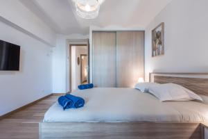 Posteľ alebo postele v izbe v ubytovaní LB Vacation Rentals I A Quiet Place with Garden in the Heart of Cannes