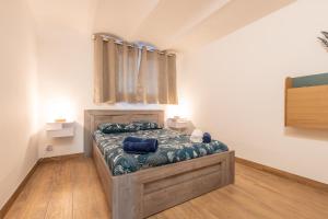 Posteľ alebo postele v izbe v ubytovaní LB Vacation Rentals I A Quiet Place with Garden in the Heart of Cannes