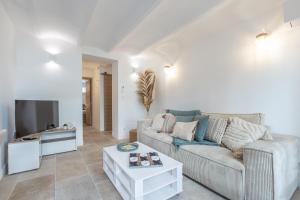 Posedenie v ubytovaní LB Vacation Rentals I A Quiet Place with Garden in the Heart of Cannes