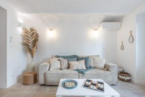 Posedenie v ubytovaní LB Vacation Rentals I A Quiet Place with Garden in the Heart of Cannes