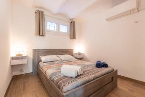 Posteľ alebo postele v izbe v ubytovaní LB Vacation Rentals I A Quiet Place with Garden in the Heart of Cannes