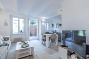 Televízia a/alebo spoločenská miestnosť v ubytovaní LB Vacation Rentals I A Quiet Place with Garden in the Heart of Cannes