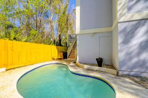 una pequeña piscina en el patio trasero de una casa en Bradley Beach Road Estate, en Hilton Head Island