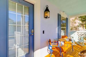 Habitación con mesa, sillas y puerta en Bradley Beach Road Estate, en Hilton Head Island
