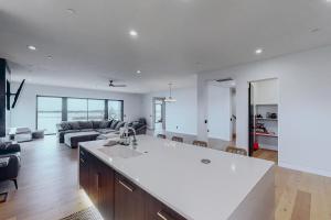 una cucina e un soggiorno con un grande piano di lavoro bianco di Modern Bayfront Memories a Coos Bay