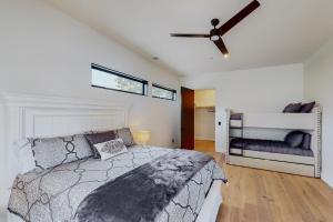 1 dormitorio con 1 cama y ventilador de techo en Modern Bayfront Memories, en Coos Bay