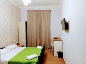 Dormitorio con cama, escritorio y TV en Termini luxury home en Roma