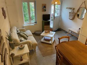salon z kanapą i stołem w obiekcie Les Galets, maison avec terrasse w Étretat