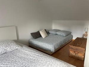 sypialnia z 2 łóżkami pojedynczymi i stołem w obiekcie Les Galets, maison avec terrasse w Étretat