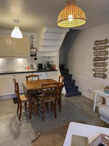 Kuchnia lub aneks kuchenny w obiekcie Les Galets, maison avec terrasse