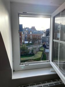 okno z widokiem na miasto w obiekcie Les Galets, maison avec terrasse w Étretat