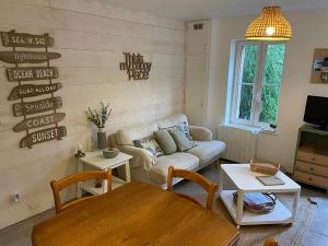 salon z kanapą i stołem w obiekcie Les Galets, maison avec terrasse w Étretat