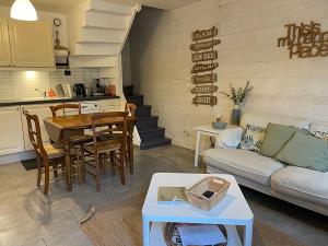 salon z kanapą i stołem w obiekcie Les Galets, maison avec terrasse w Étretat
