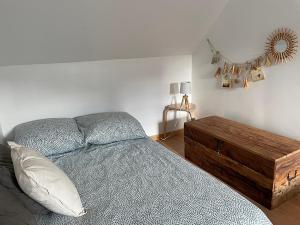 sypialnia z łóżkiem i drewnianą komodą w obiekcie Les Galets, maison avec terrasse w Étretat